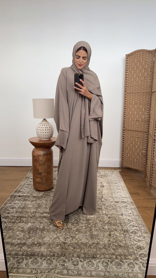 Elegant mocha abaya set, perfect for Eid gatherings and Ramadan prayers.