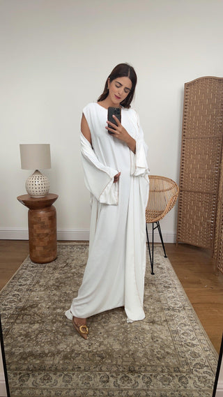 Chic white abaya set for Ramadan, featuring a sophisticated three-piece design.