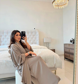 Vanityfemme wears mocha brown three-piece abaya set, a stunning outfit for Eid and Ramadan. 