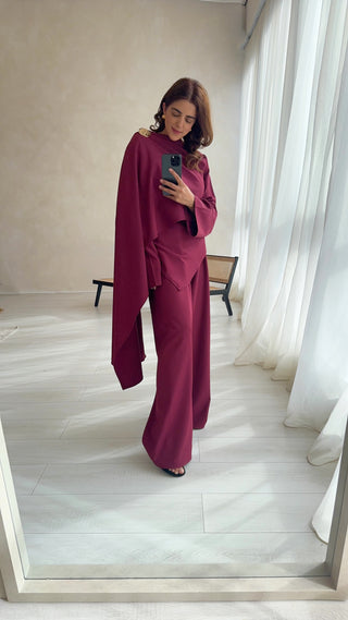 Chic wine cape coord with brooch, designed for modest fashion lovers. The loose-fitting trousers and cape-style top make it a refined choice for Eid and special occasions.